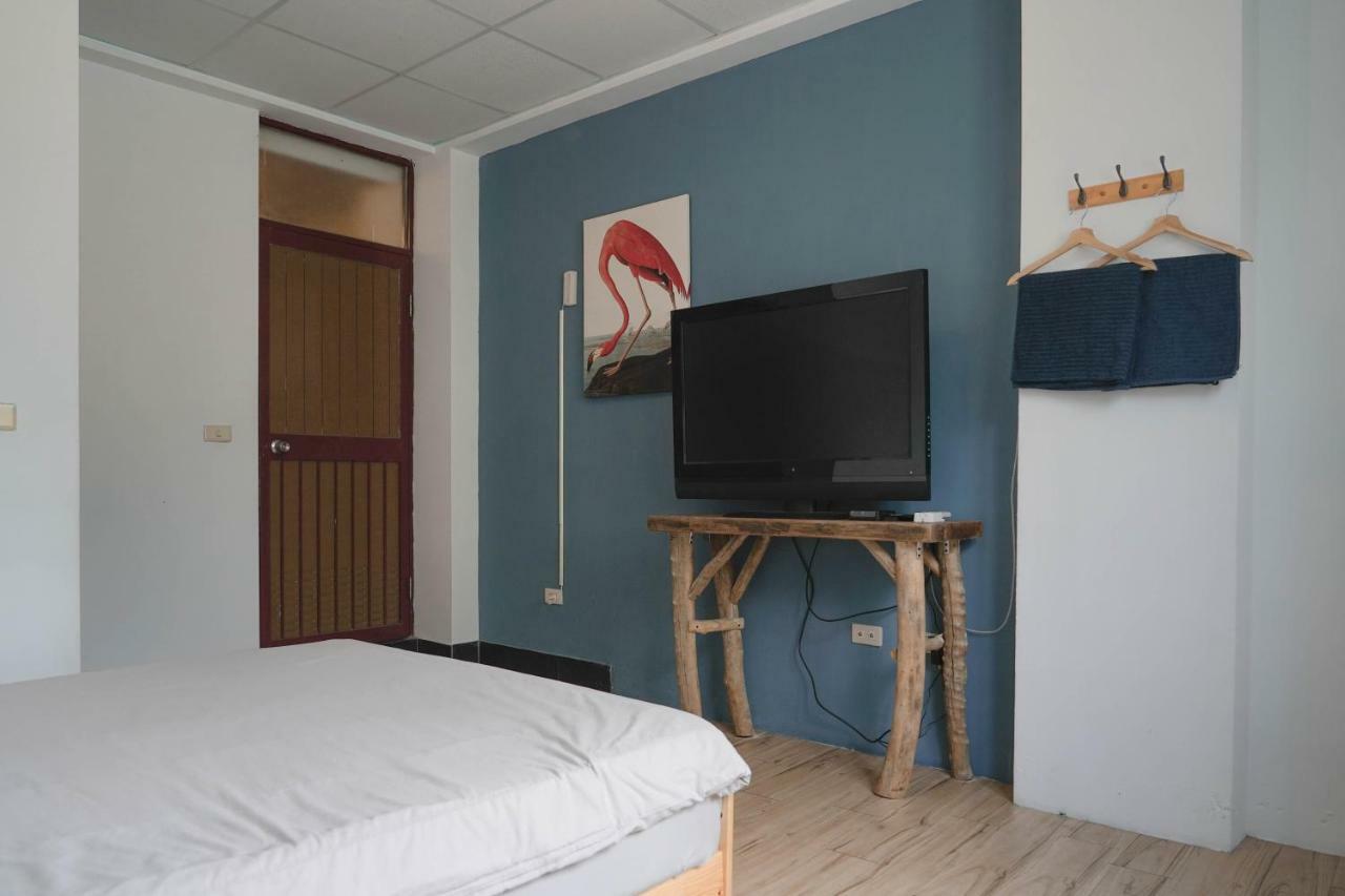 Dulan The Travel Bug Bistro Inn Donghe Exterior foto
