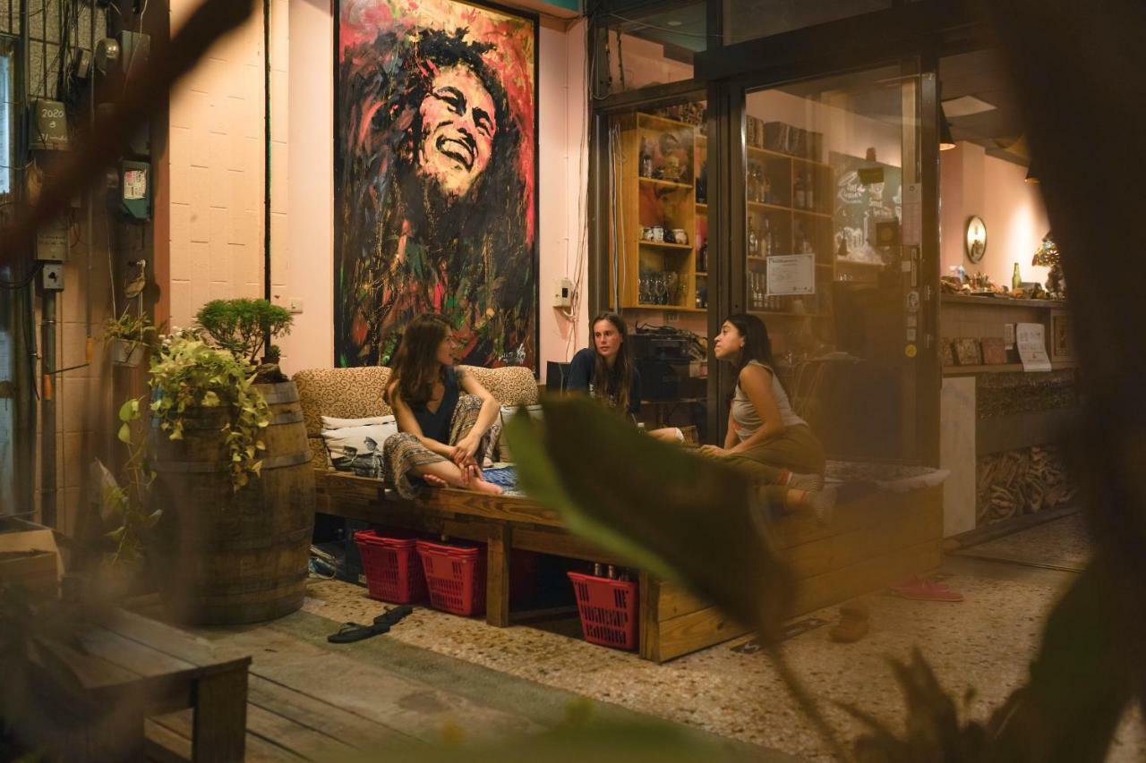Dulan The Travel Bug Bistro Inn Donghe Exterior foto