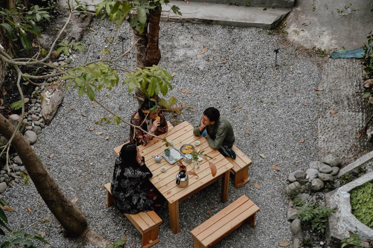 Dulan The Travel Bug Bistro Inn Donghe Exterior foto