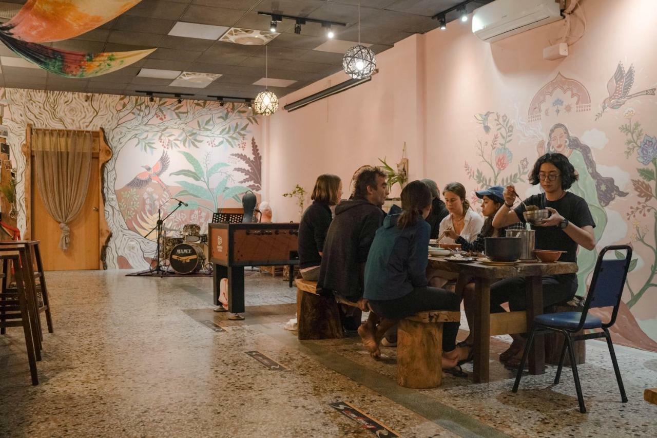 Dulan The Travel Bug Bistro Inn Donghe Exterior foto